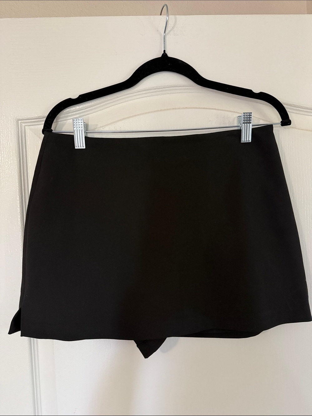 ARITZIA BABATON Women’s Black Skort Shorts - Classic Everyday Style